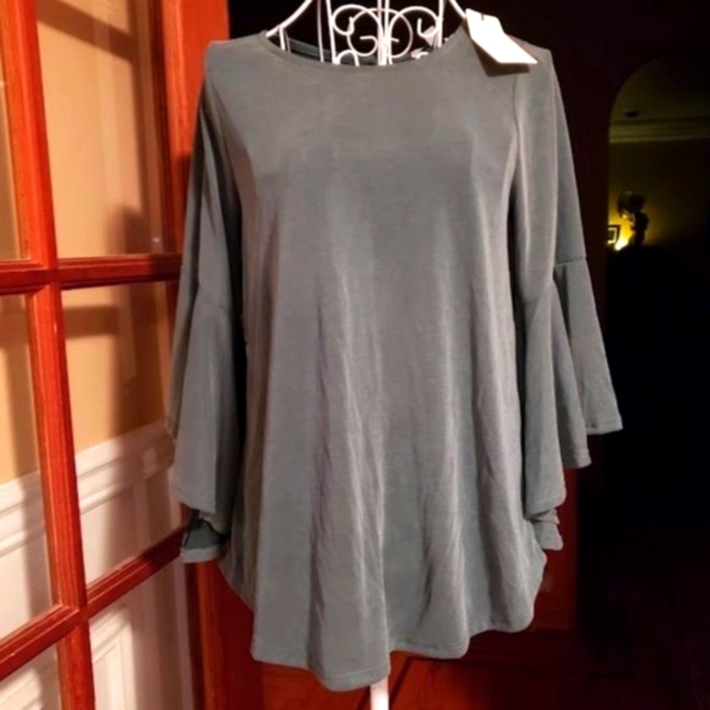 NWT Green Envelope Los Angeles sz XS Butterfly Sleeve shirt